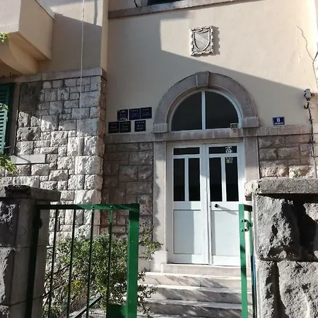 Hani Apartment Split